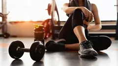 Je lichaam gaat aan zonder sportschool: 5 thuisoefeningen die je spieren direct activeren