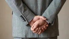 Wat zegt lopen met de handen op de rug vanuit psychologisch oogpunt? Antwoord van een expert