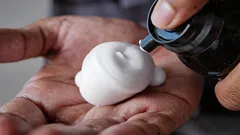 Gooi oud scheerschuim niet weg: het kan wonderen doen voor je tapijt