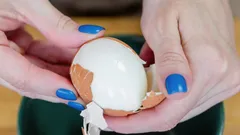 Hoe je eieren kookt zodat ze makkelijk te pellen zijn – 3 effectieve trucs