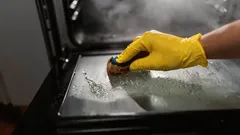 Dit keukenproduct maakt je oven schoner dan dure middelen – en het glas weer als nieuw