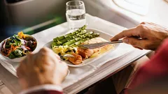 Waarom je beter je eigen eten meeneemt in het vliegtuig: een stewardess noemt de reden