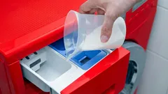 Verwijdert kalkaanslag, schimmel en nare geurtjes: strooi dit gewoon in de wasmachine